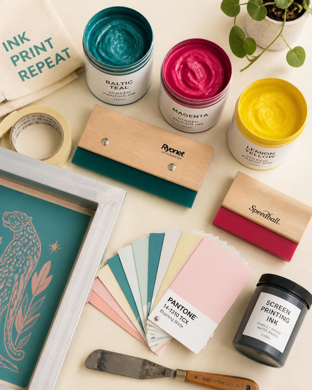 Tintas de serigrafia e cartões de amostras de cor em ambiente de produção gráfica